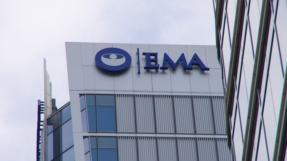 EMA: Ετοιμάζεται να εγκρίνει την χρήση δύο μονοκλωνικών αντισωμάτων