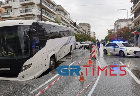Θεσσαλονίκη: Άνοιξε ο δρόμος και… κατάπιε λεωφορείο (video)