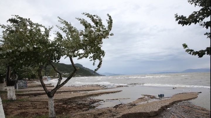 Meteo: Τοπικές βροχές αύριο στα ανατολικά ηπειρωτικά και νότια νησιωτικά τμήματα, χιονοπτώσεις και πτώση της θερμοκρασίας