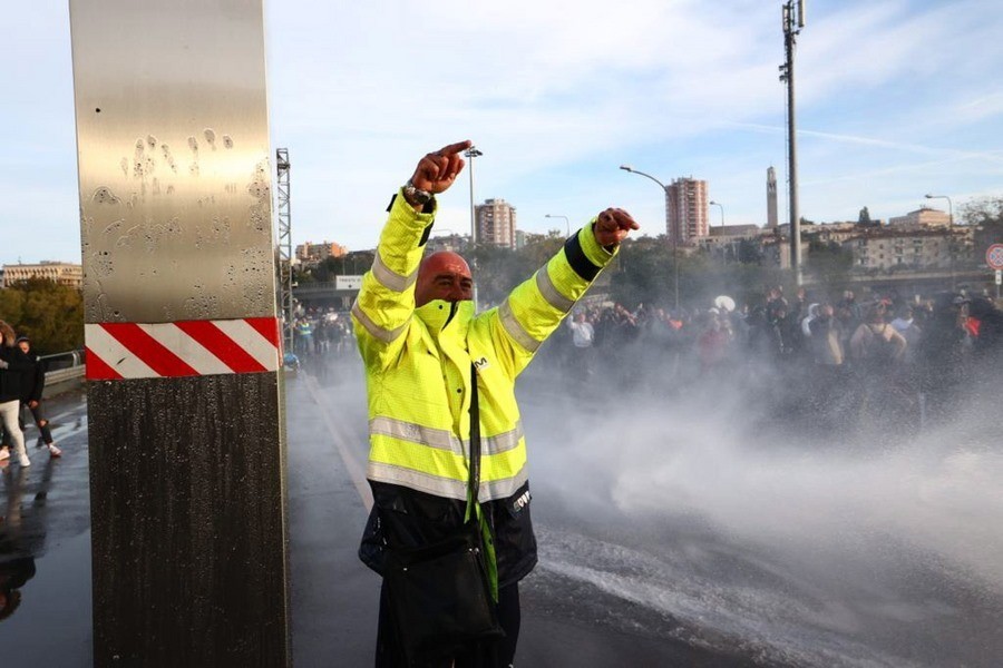 Ιταλία: Η αστυνομία διέλυσε συγκέντρωση λιμενεργατών κατά του πράσινου πάσου