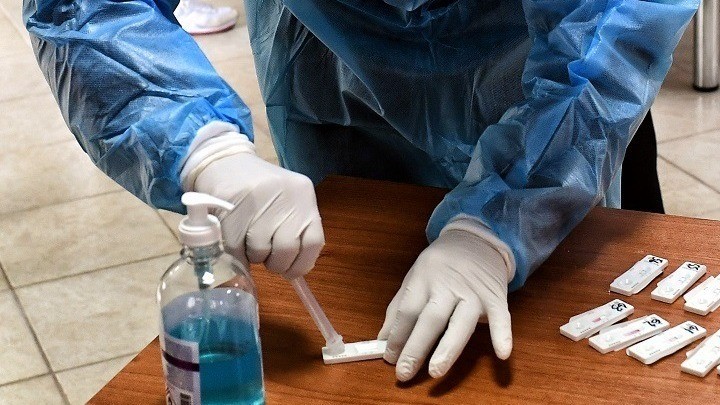 Rapid tests: Τι προβλέπει η ΚΥΑ για τους ανεμβολίαστους στον ιδιωτικό τομέα