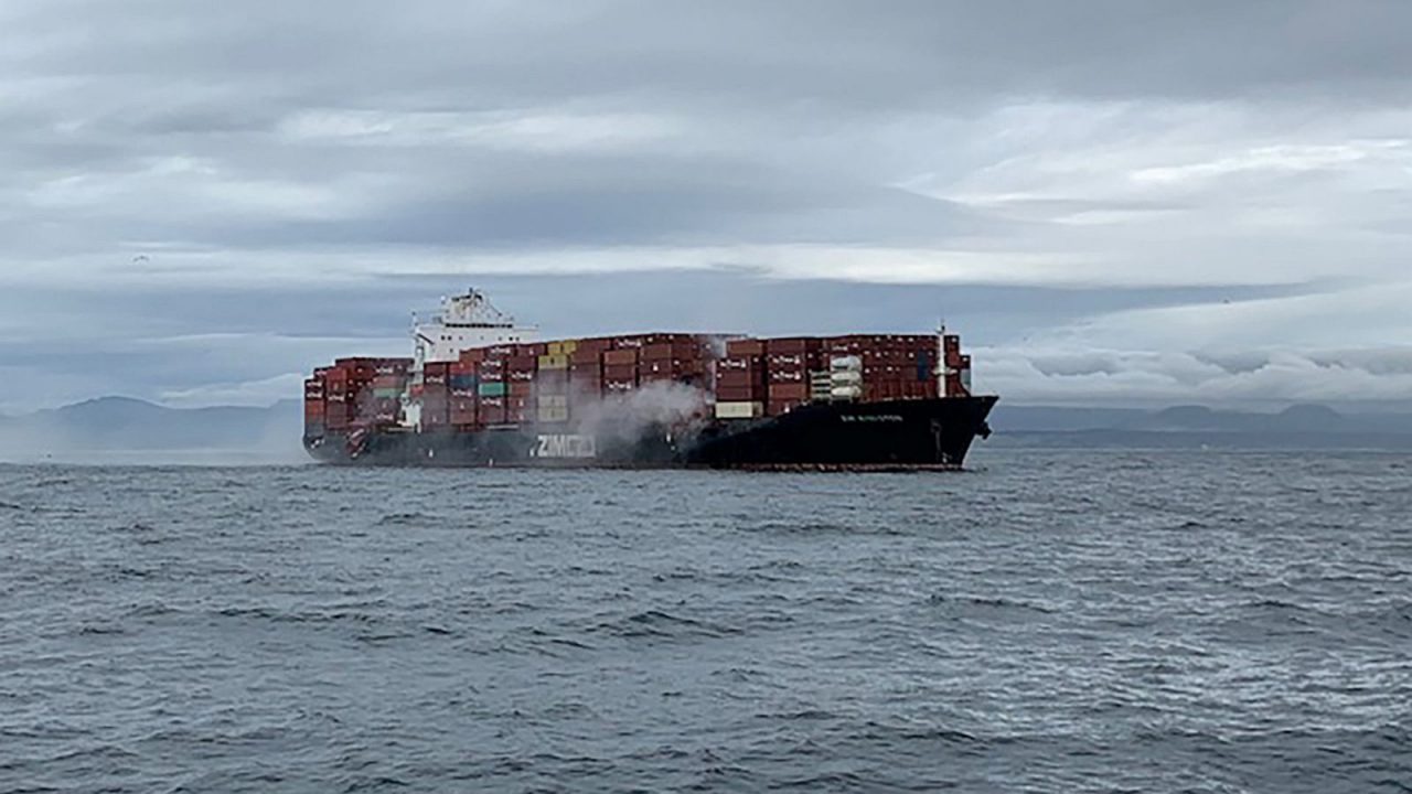 Καναδάς: 16 άτομα απομακρύνθηκαν από φλεγόμενο πλοίο μεταφοράς εμπορευματοκιβωτίων