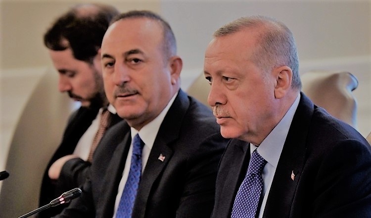 Τσαβούσογλου: Απείλησε τον Ερντογάν ότι θα παραιτηθεί για την κρίση με τους πρέσβεις