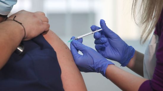 Ρουμανία: Ουρές στα εμβολιαστικά κέντρα λόγω αύξησης των κρουσμάτων