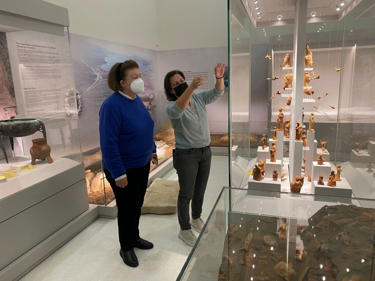 Η υπουργός Πολιτισμού, Λίνα Μενδώνη, στο Μουσείο Μεσολογγίου με την έφορο Αρχαιοτήτων Ολυμπία Βικάτου