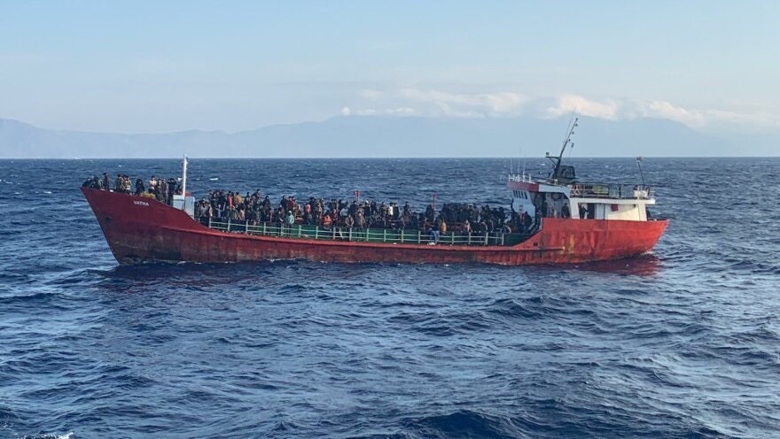 Κρήτη: Μεγάλη επιχείρηση διάσωσης αλλοδαπών - 400 άτομα σε φορτηγό πλοίο 