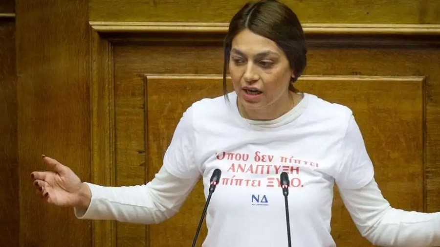 Η Απατζίδου του ΜεΡΑ25 με μπλουζάκι με στάμπα στη βουλή: «Όπου δεν πίπτει ανάπτυξη, πίπτει ξύλο-ΝΔ»