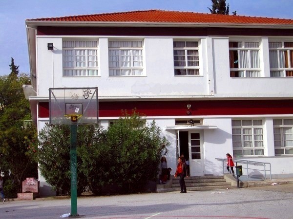 Θεσσαλονίκη: Κατέρρευσε ψευδοροφή σε σχολική αίθουσα – Από θαύμα γλίτωσαν οι μαθητές