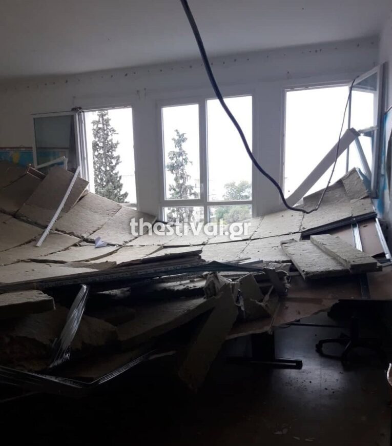 Θεσσαλονίκη: Κατέρρευσε ψευδοροφή σε σχολική αίθουσα – Από θαύμα γλίτωσαν οι μαθητές 