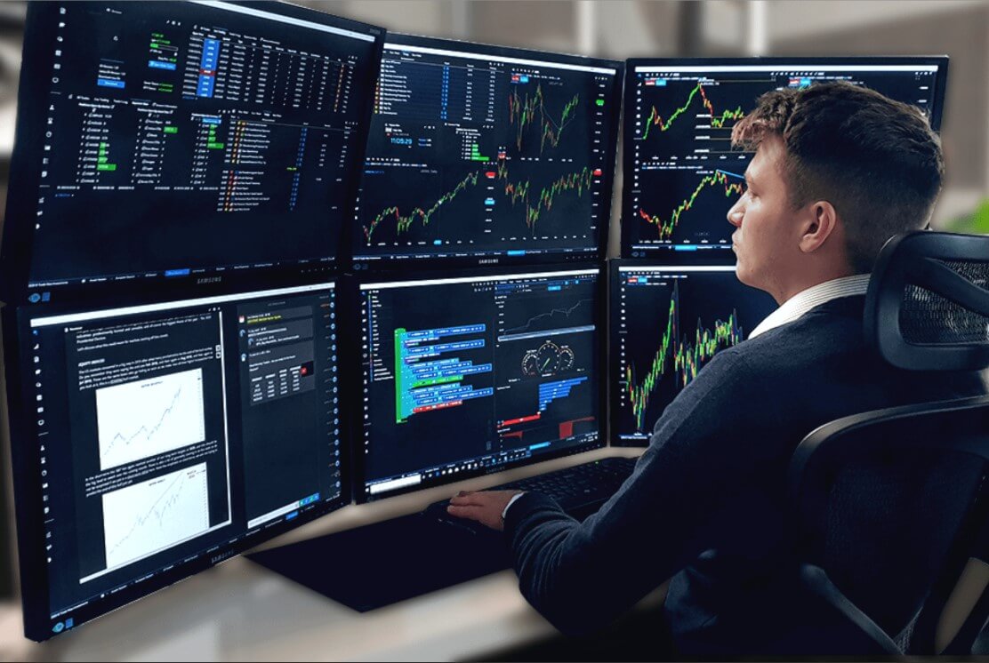 Χρηματιστής μπροστά σε οθόνες που δείχνουν δείκτες, δεδομένα και πορείες μετοχών