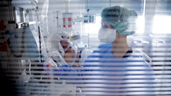Καλαμάτα: Διασωληνώθηκε 37χρονη με κορονοϊό – Δεν είχε εμβολιαστεί