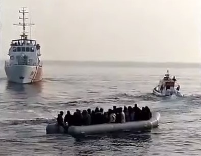 Λέσβος: Η τουρκική ακτοφυλακή κατευθύνει λέμβο με πρόσφυγες στα ελληνικά χωρικά ύδατα