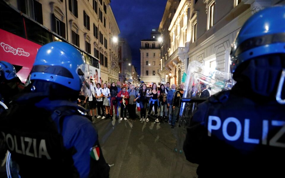 Ιταλία: Αντιεμβολιαστές διαδήλωσαν στο κέντρο του Μιλάνου