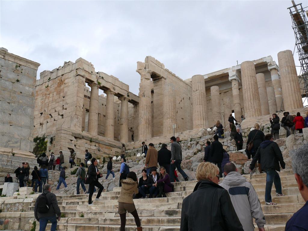 Μια μαρμάρινη σκάλα για την είσοδο στην Ακρόπολη - Πρόταση Μανόλη Κορρέ