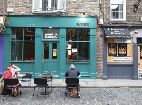 Ιρλανδία: Περιορισμοί σε μπαρ, νυχτερινά κέντρα και εστιατόρια–Σύσταση για τηλεργασία