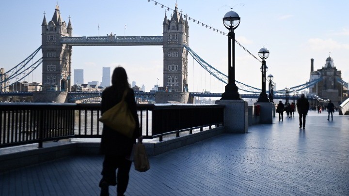 Άνθρωπος περπατά στο Λονδίνο, στη Βρετανία