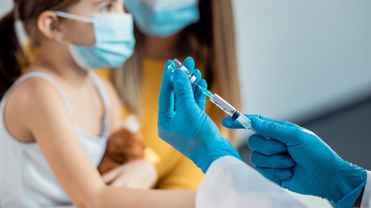 Ένα παιδάκι κάνει το εμβόλιο κατά του κορονοϊού