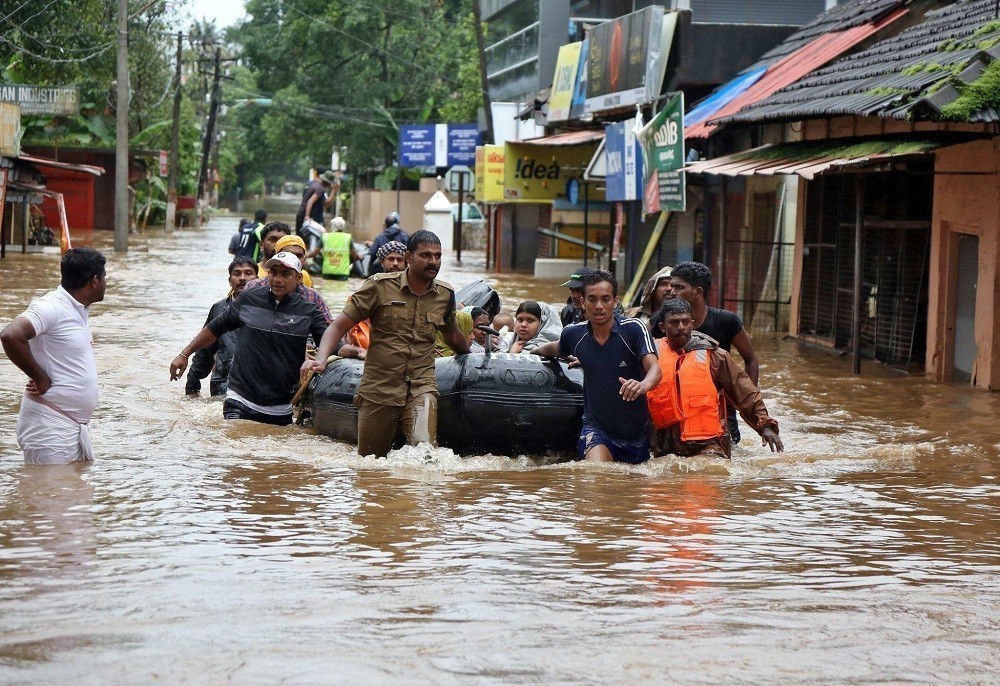 Ινδία: Τουλάχιστον 30 νεκροί ή αγνοούμενοι από τις πλημμύρες