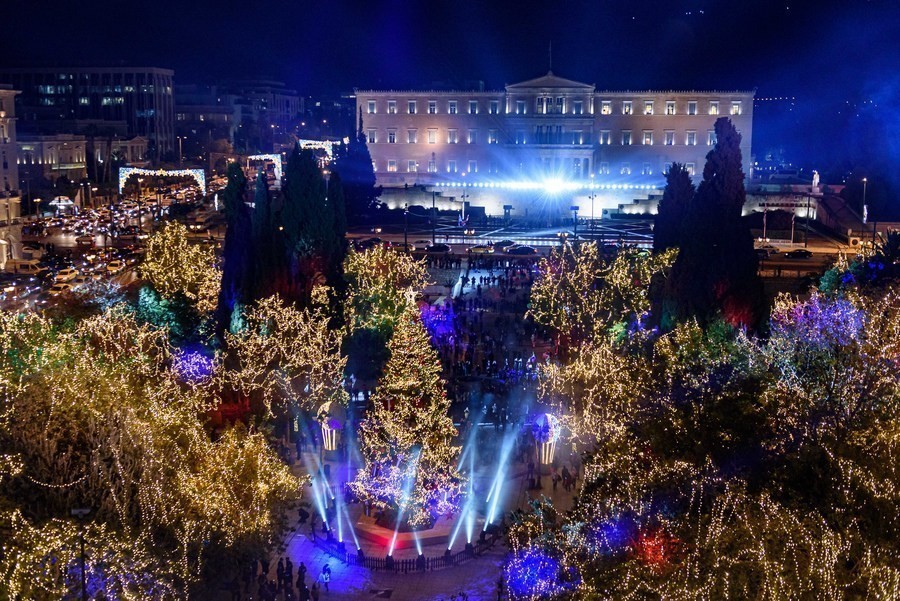 Στο γιορτινά η Αθήνα - Φωταγωγήθηκε το δέντρο στο Σύνταγμα