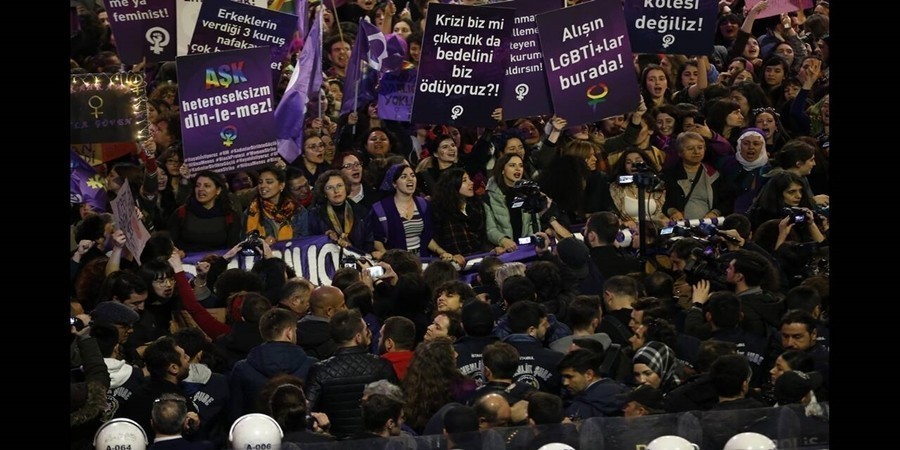 Τουρκία: Η αστυνομία έκανε χρήση δακρυγόνων εναντίον γυναικών που διαδήλωναν