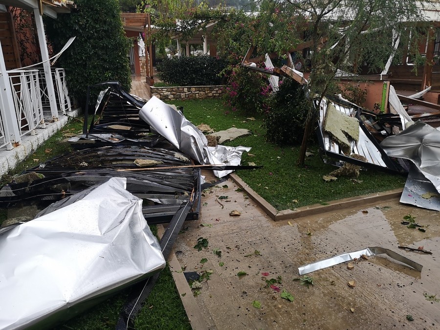 Ζάκυνθος: Προβλήματα από την κακοκαιρία - Πλημμύρισαν δρόμοι, ξηλώθηκαν στέγες