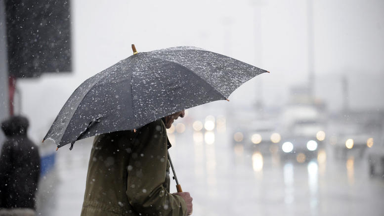 Άνθρωπος που κρατάει ομπρέλα στη βροχή