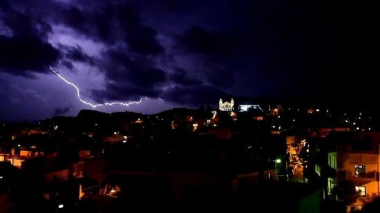 Βροχές και καταιγίδες σε αρκετές περιοχές την Τρίτη με πτώση της θερμοκρασίας