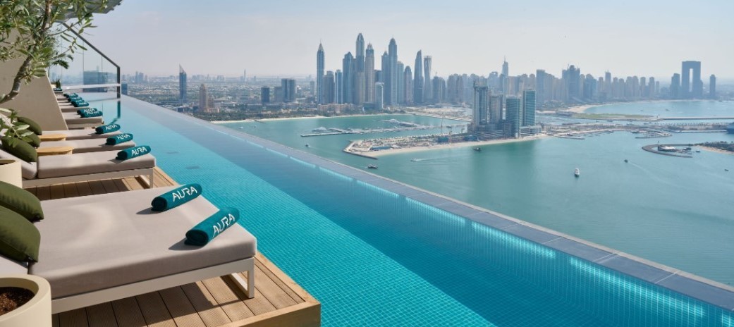 Μία πισίνα στην κορυφή του Ντουμπάι με θέα που κόβει την ανάσα!