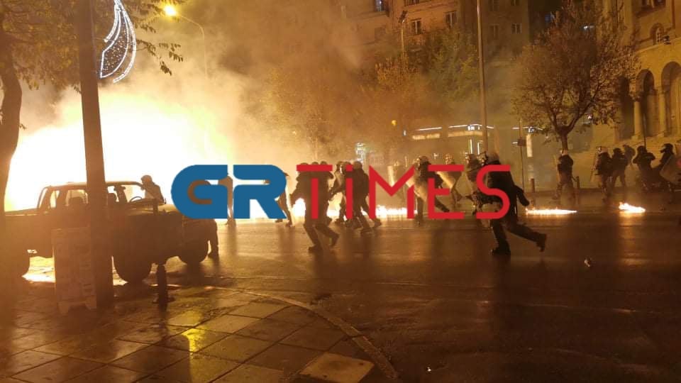Θεσσαλονίκη: Βροχή μολότοφ στην πορεία για τον Αλέξη Γρηγορόπουλο