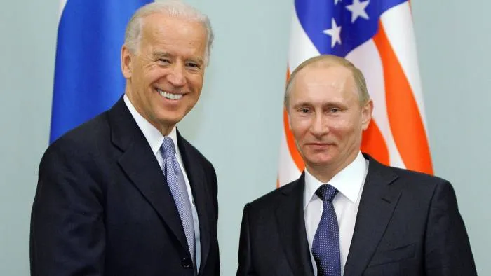 Κρεμλίνο: Ο Πούτιν είπε στον Μπάιντεν πως θέλει «πραγματικά» να τον δει από κοντά