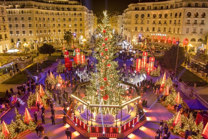 Θεσσαλονίκη: Φωταγωγήθηκε το χριστουγεννιάτικο δέντρο στην πλατεία Αριστοτέλους