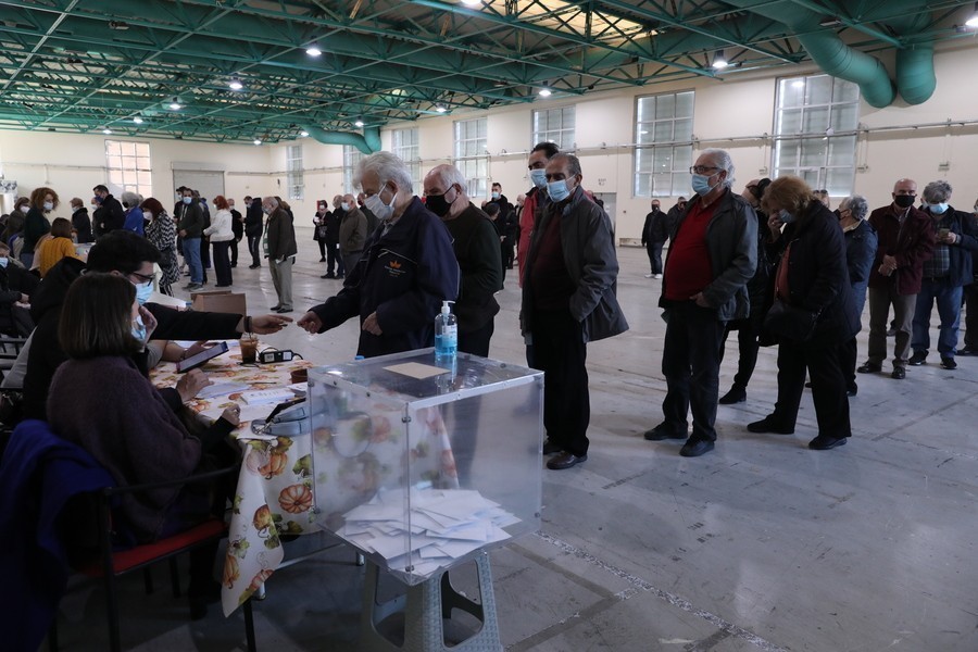 Μεγάλη συμμετοχή στις εκλογές του ΚΙΝΑΛ - Πάνω από 160.000 ψήφισαν έως τις 15:00