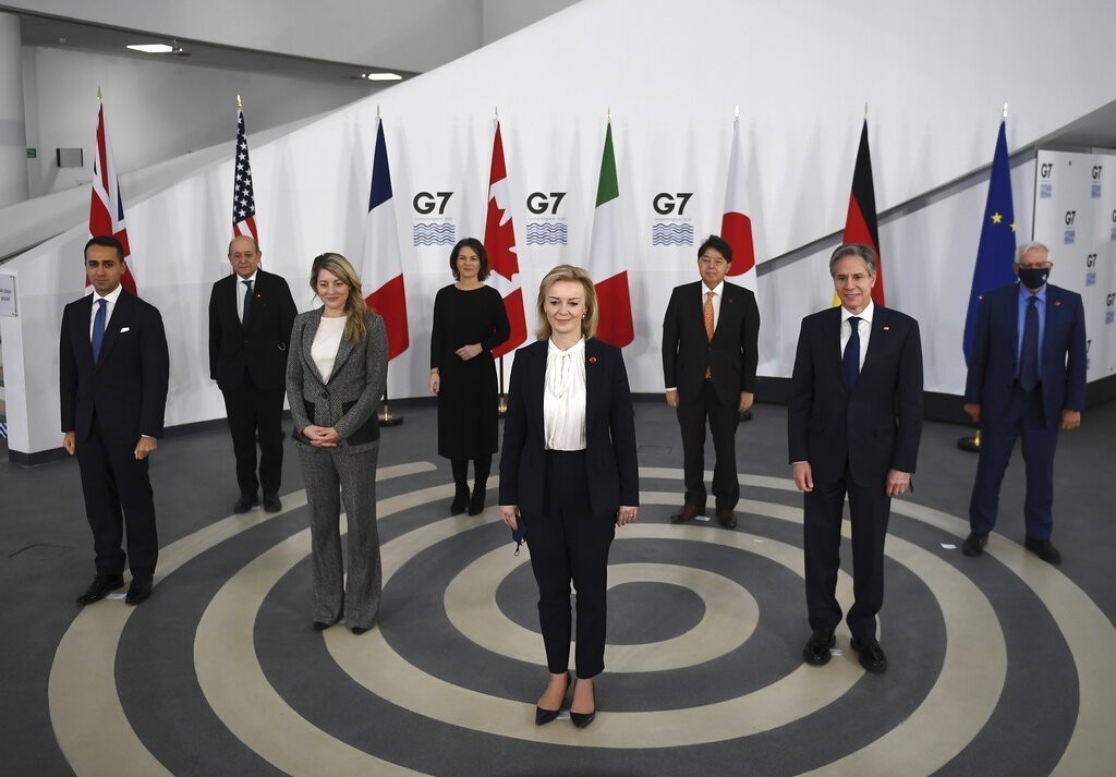 Οι G7 προειδοποιούν τη Ρωσία για μαζικές συνέπειες αν επιτεθεί στην Ουκρανία