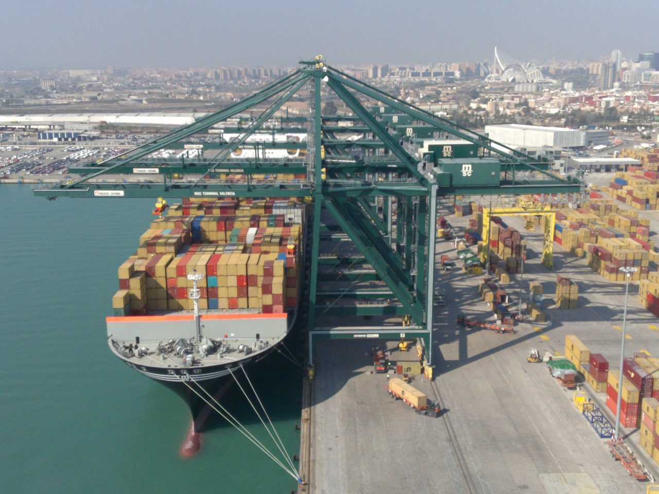 Cosco: Το λιμάνι της Βαλένθια κερδίζει τον Πειραιά