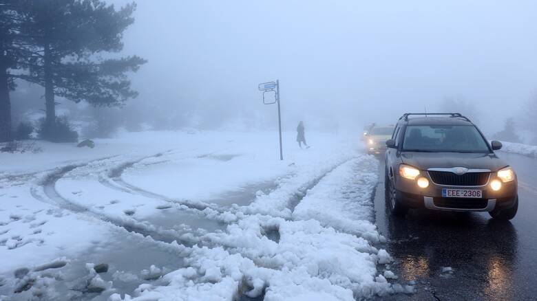 Κυκλοφοριακό χάος σε κεντρικούς δρόμους της Αττικής λόγω της πυκνής χιονόπτωσης