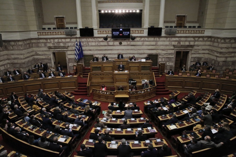 Πανοραμική άποψη της αίθουσας της ολομέλειας της Βουλής εν ώρα συνεδρίασης