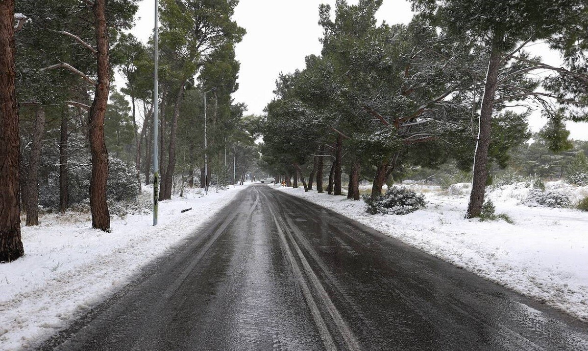 Διακοπή της κυκλοφορίας σε σημεία των Αχαρνών, της λεωφόρου Φυλής και της Πάρνηθας, λόγω χιονόπτωσης