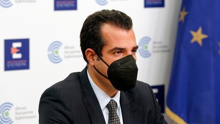 Ο υπουργός Υγείας, Θάνος Πλεύρης φορά μάσκα κατά την ενημέρωση για την πορεία της πανδημίας στην Ελλάδα