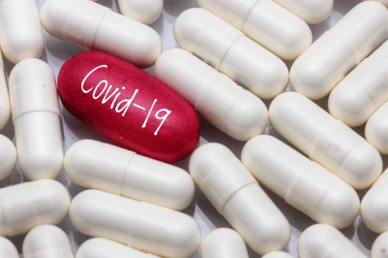 FDA: Αναμένεται να εγκρίνει τα χάπια Pfizer και Merck αυτή την εβδομάδα