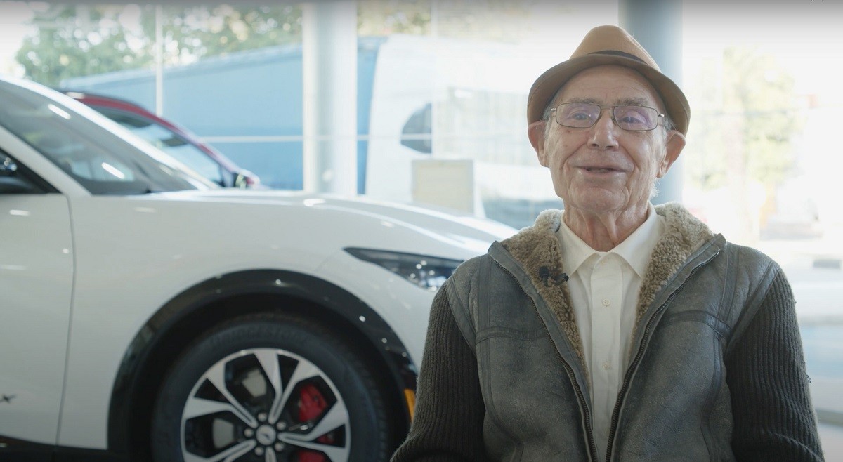 Στα 87 του αγόρασε ηλεκτρική Mustang!