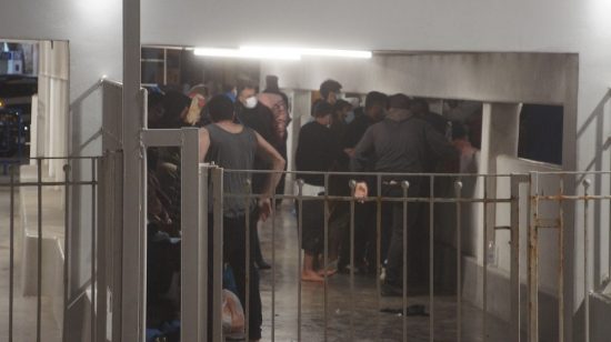 Ναυάγιο ιστιοφόρου: Σε δομή φιλοξενίας της Πάρου φιλοξενούνται προσωρινά οι 63 διασωθέντες μετανάστες