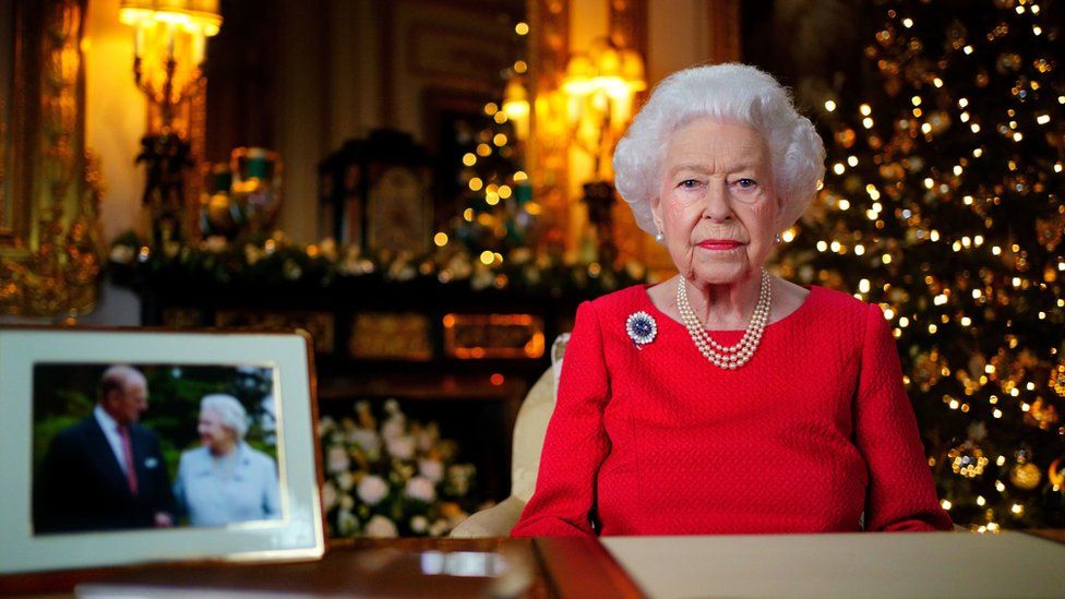 Βασίλισσα Ελισάβετ: Τιμά τον Πρίγκιπα Φίλιππο στον χριστουγεννιάτικο μήνυμά της