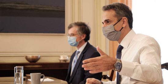 Κρίσιμη σύσκεψη στο Μαξίμου με Τσιόδρα – Πριν την Πρωτοχρονιά τα μέτρα
