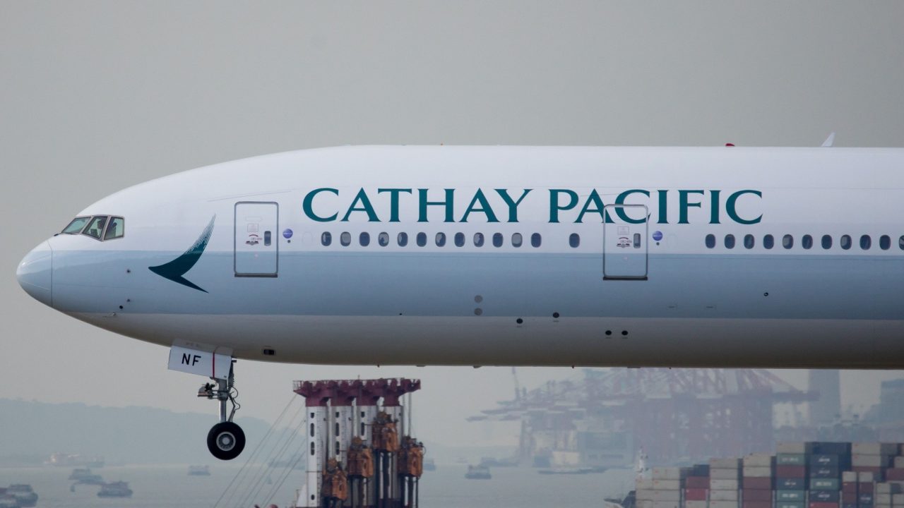 Cathay Pacific Airways: Απέλυσε μέλη πληρώματος που εντοπίστηκαν θετικά στην Όμικρον αλλά παραβίασαν τους κανόνες
