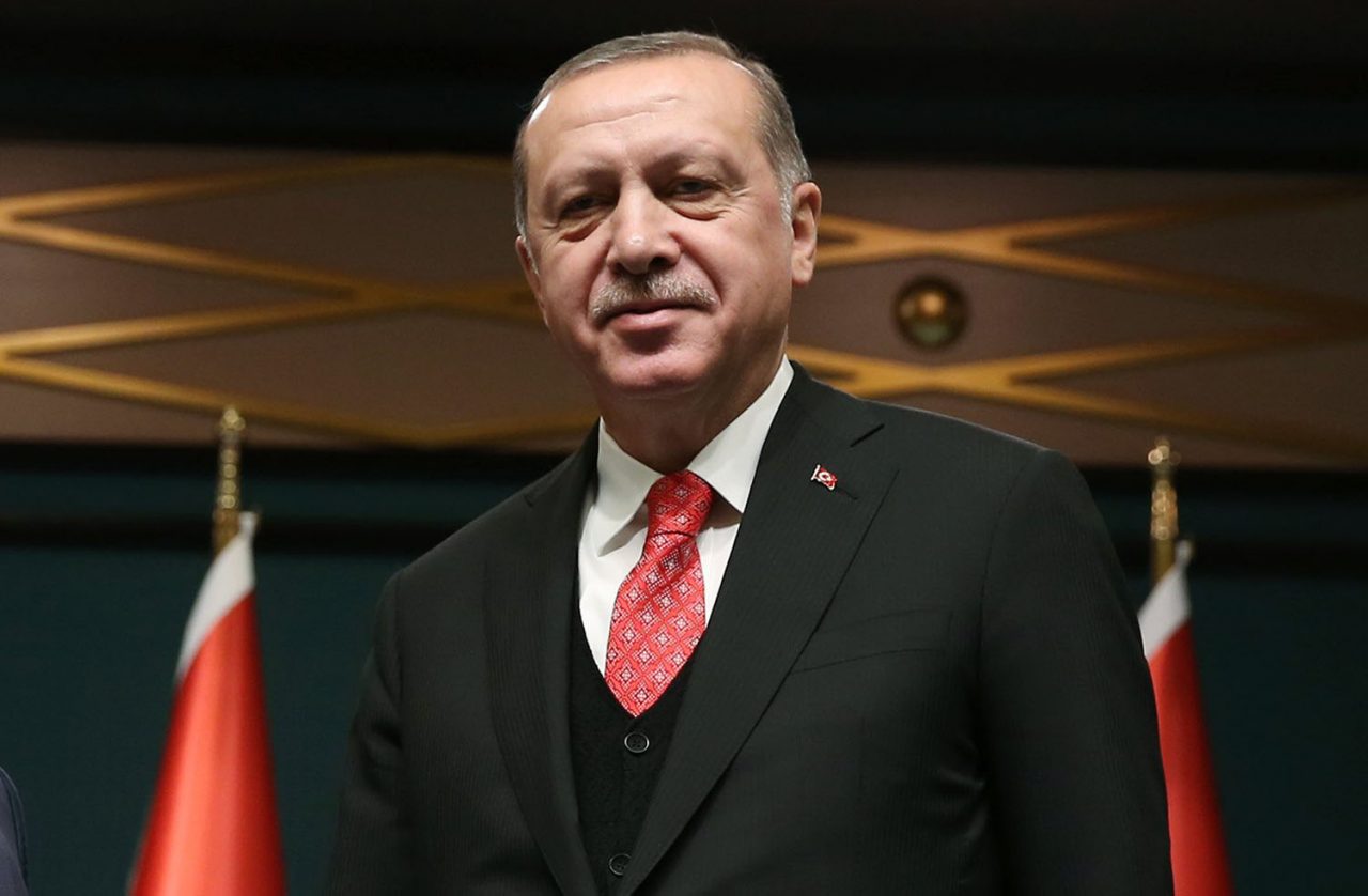 O Τούρκος πρόεδρος Ρετζέπ Ταγίπ Ερντογάν μπροστά από τουρκικές σημαίες