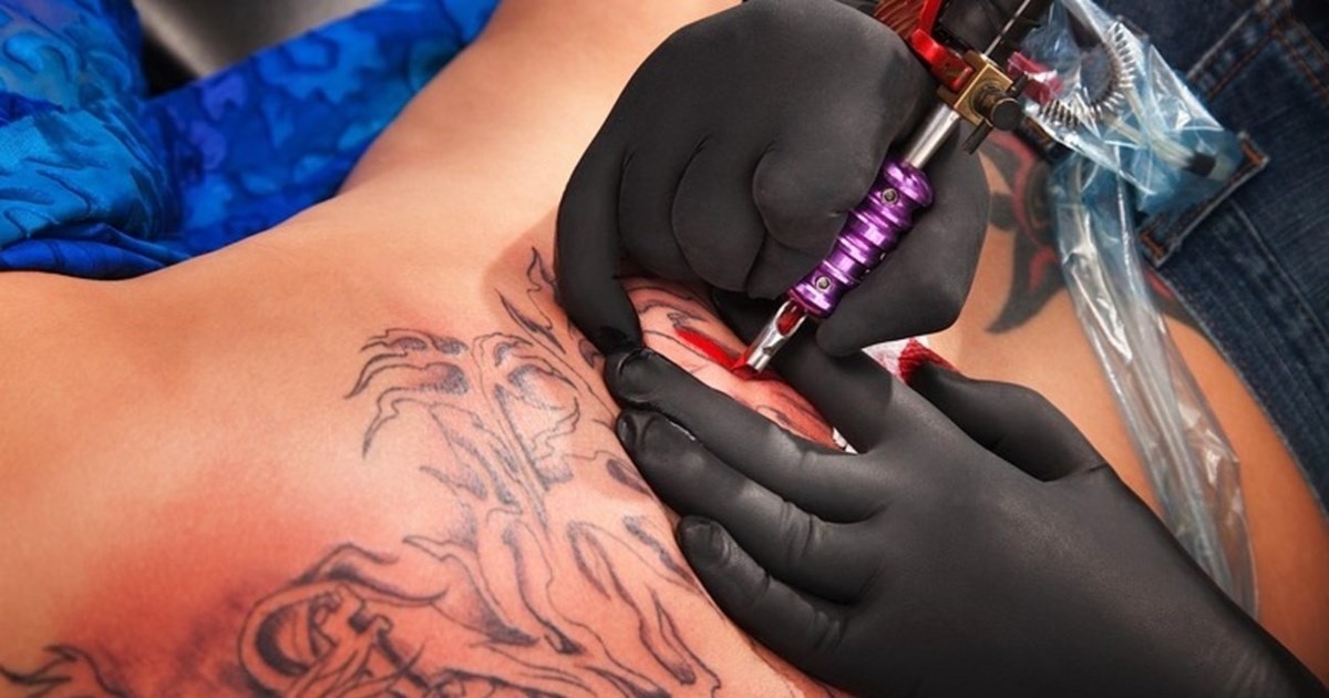ΕΕ: Νέοι περιορισμοί για τα χρωματιστά τατουάζ ισχύουν από σήμερα