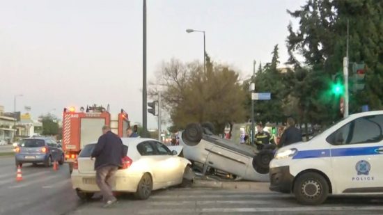 Σοβαρό τροχαίο με ανατροπή οχήματος στη Λεωφόρο Βουλιαγμένης