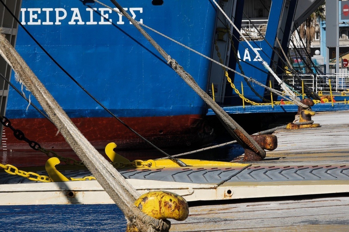 “Το δημόσιο έχει δώσει την τελευταία 15ετία 1,25 δις ευρώ ως επιδότηση στους Ακτοπλόους εφοπλιστές, ποσό πολύ μεγαλύτερο από την αξία των πλοίων τους”, επισημαίνει με ανακοίνωση της η Πανελλήνια Ένωση Ναυτών Εμπορικού Ναυτικού με αφορμή την απόφαση της Επιτροπής Ανταγωνισμού για τις δύο εταιρείες που εκτελούν δρομολόγια μεταξύ Κέρκυρας – Ηγουμενίτσας. Επίσης, η ΠΕΝΕΝ, τονίζει ότι “πρόστιμο «χάδι» της Επιτροπής Ανταγωνισμού δεν μπορεί σε καμιά περίπτωση να λειτουργήσει ούτε αποτρεπτικά ούτε να βάλει φρένο στην εφοπλιστική ασυδοσία” και προσθέτει: “Συνιστούμε στην «Επιτροπή Ανταγωνισμού» να στραφεί και προς την κατεύθυνση της Ακτοπλοΐας διότι και εδώ δεν είναι όλα καλώς καμωμένα. Αξιοπερίεργο είναι το γεγονός γιατί άφησε αναπάντητο η ΓΔΑ το φλέγον ερώτημα: Το ΥΕΝ και οι τοπικές λιμενικές αρχές Κέρκυρας - Ηγουμενίτσας τίποτα δεν αντιλήφθηκαν τόσο καιρό για το «έγκλημα»;Πρόκειται για ένα σκάνδαλο τεραστίων διαστάσεων, που πέρασε στα ψιλά ελάχιστων ΜΜΕ, αφορά την συγκρότηση καρτέλ στην Πορθμειακή γραμμή Κέρκυρας – Ηγουμενίτσας με την άμεση εμπλοκή ναυτιλιακών εταιρειών που εδώ και πολλά χρόνια έχουν δρομολογημένα πλοία! Θύματα αυτού του επαίσχυντου καρτέλ ήταν χιλιάδες επιβάτες που διακινούνταν με τα Πορθμειακά πλοία αυτών των εταιρειών και οι ιδιοκτήτες οχημάτων παντός τύπου που περνούσαν με τα πλοία αυτά!” Στη συνέχεια η ΠΕΝΕΝ τονίζει: “αποδείχθηκε ότι οι επικοινωνιακές τρακατρούκες όλων των κυβερνήσεων περί ελεύθερου ανταγωνισμού είναι σαπουνόφουσκες χωρίς την παραμικρή αξία! Σύμφωνα με σχετική ανακοίνωση της Γενικής Διεύθυνσης Ανταγωνισμού (ΓΔΑ) διενεργήθηκε προκαταρκτική έρευνα και κινήθηκε αυτεπάγγελτη διαδικασία για την εξέταση των συνθηκών ανταγωνισμού στην Πορθμειακή σύνδεση του λιμένα Ηγουμενίτσας με την νήσο Κέρκυρα. Στις 9/7/2020 κλιμάκιο της ΓΔΑ πραγματοποίησε επιτόπιο έλεγχο (μετά από καταγγελία) στην έδρα των εταιριών: Κοινοπραξία πλοίων Κέρκυρας και στην Κοινοπραξία πλοίων Ηγουμενίτσας – Κέρκυρας – Παξών. Στην συνέχεια προκειμένου να συλλεχθούν και να αξιολογηθούν τα στοιχεία του ελέγχου ελήφθησαν ανωμοτί καταθέσεις από τους νόμιμους εκπροσώπους των παραπάνω κοινοπραξιών και τους εστάλησαν πλήθος ερωτημάτων για απάντηση. Με βάση την έρευνα της υπηρεσίας υπήρξαν άμεσες και έμμεσες επαφές μεταξύ των δύο ανταγωνιστριών επιχειρήσεων ως προς την συμπεριφορά τους για την Πορθμειακή σύνδεση Ηγουμενίτσα – Κέρκυρα – Ηγουμενίτσα που αφορούσε την διαμόρφωση των τιμών των εισιτηρίων αλλά και τις δηλώσεις δρομολογίων των Κοινοπραξιών!!! Η υπηρεσία κατέληξε με ακλόνητα και αδιάψευστα στοιχεία ότι οι εταιρείες KERKYRA LINES και KERKYRA SEAWAYS προέβησαν σε ένα κοινό σχέδιο καθορισμού κατώτατων τιμών εισιτηρίων και κατανομής αγορών (με ορισμό του αριθμού των δρομολογίων μεταξύ τους) και διαμόρφωσης από κοινού αποδεκτού προγράμματος δρομολογίων για το μέλλον στην αγορά Πορθμειακής σύνδεσης Ηγουμενίτσα – Κέρκυρα – Ηγουμενίτσα. Στόχος αυτής της καρτελικής σύμπραξης ήταν η διαμόρφωση τιμών σε διαφορετικά επίπεδα από αυτά στα οποία θα είχαν διαμορφωθεί υπό συνθήκες πραγματικού ανταγωνισμού και η κατανομή πελατών μεταξύ τους!! Οι ανωτέρω παραβάσεις έχουν ως ημερομηνία έναρξης τις 24/1/2019 και ως ημερομηνία λήξης την 9/7/2020, περίοδο που ελέγχθηκε από την ΓΔΑ στις έδρες των αναφερόμενων εταιριών – κοινοπραξιών. Οι εμπλεκόμενες εταιρείες αφού πιάστηκαν με την γίδα στην πλάτη, προκειμένου να ελαφρύνουν την θέση τους ομολόγησαν γραπτώς την άθλια πρακτική τους και με τον τρόπο αυτό τους επιβλήθηκαν μειωμένα πρόστιμα κατά 15%”.