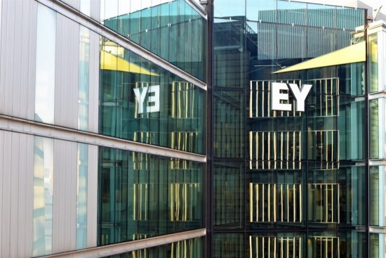EY: Αύξηση εσόδων, κερδών και συμφωνιών προβλέπουν οι CEOs το 2024