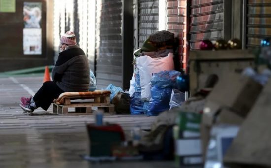 Δήμος Αθηναίων: Ανοίγει θερμαινόμενες αίθουσες για την προστασία των αστέγων από το κρύο